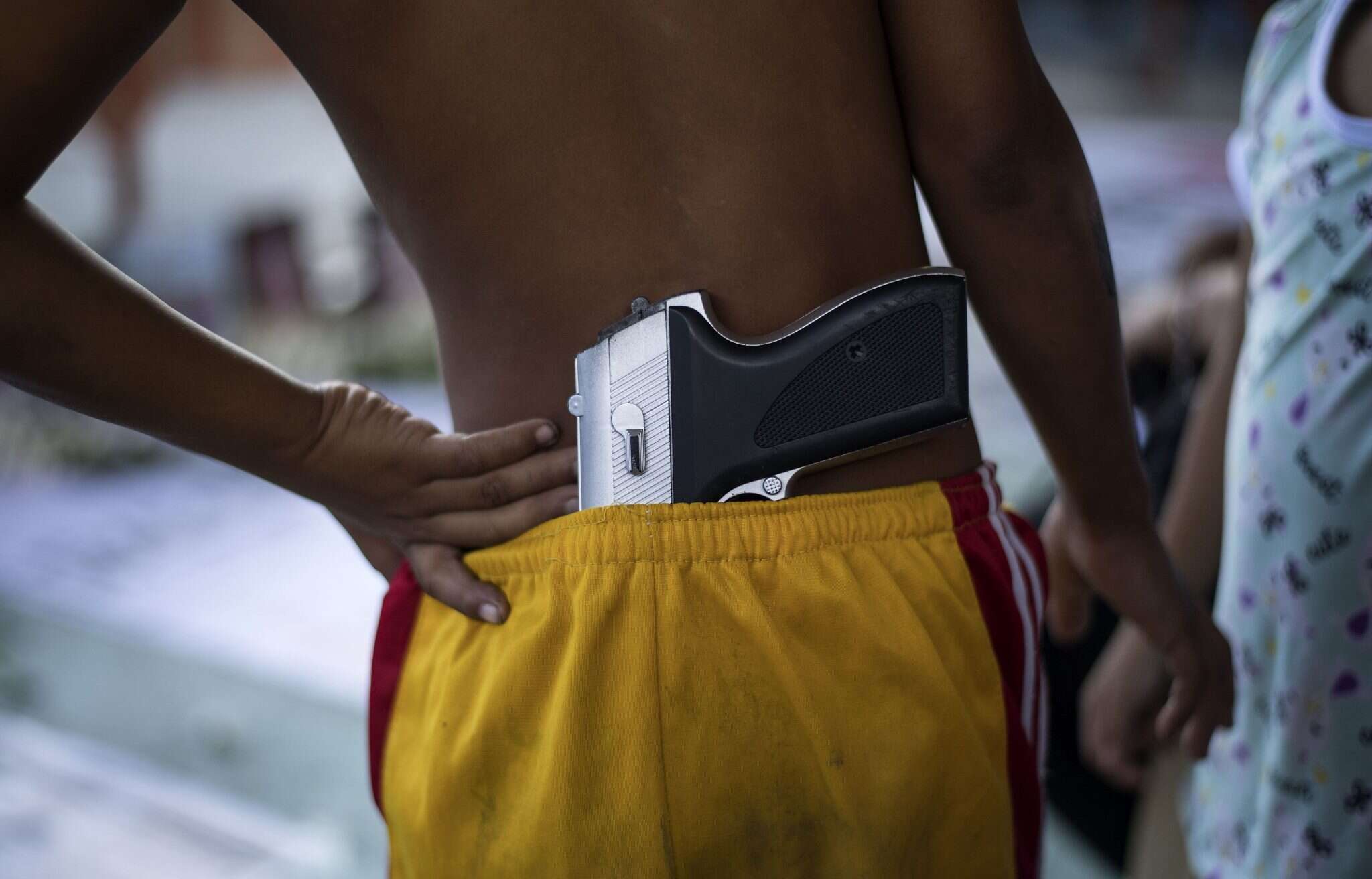 ילד נושא נשק ברחובות מנילה. | AFP