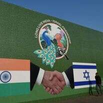 כרזת שהוכנה כבוד ביקור ראש ממשלת ישראל בהודו. | AFP