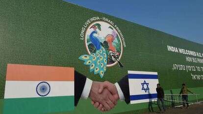 כרזת שהוכנה כבוד ביקור ראש ממשלת ישראל בהודו. | AFP