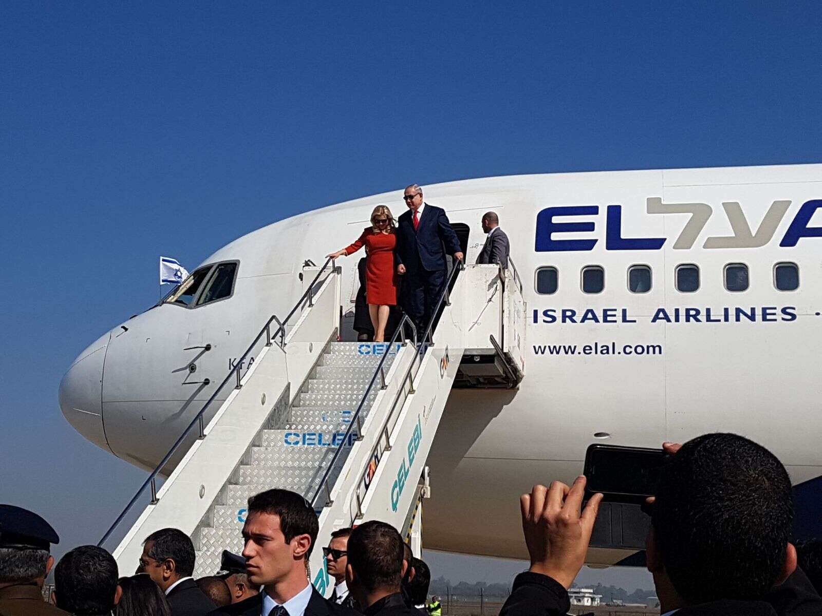 ראש הממשלה ורעייתו עם הנחיתה באגרה. | שירית אביטן כהן