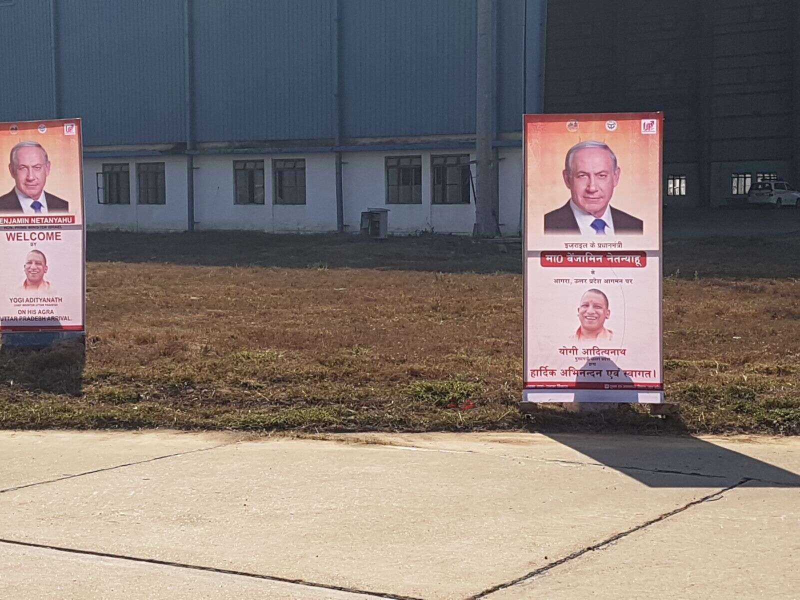 שלטים עם דיוקנו של ראש הממשלה נתניהו בשדה התעופה באגרה. | שירית אביטן כהן