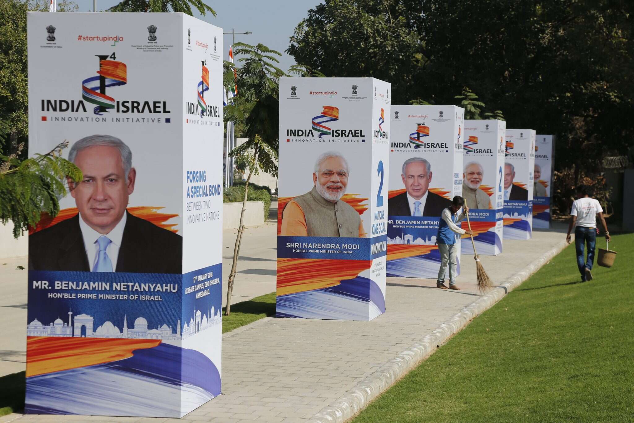 שלטים מקבלים את פניו של נתניהו. | AP