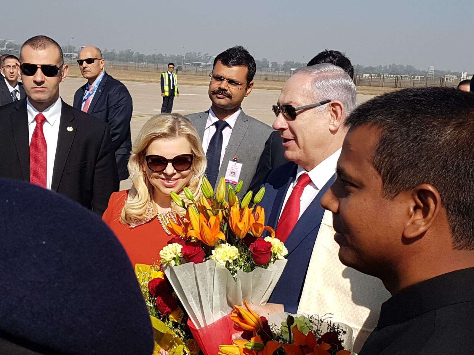 בנימין ושרה נתניהו מתקבלים בפרחים בשדה התעופה. | שירית אביטן כהן