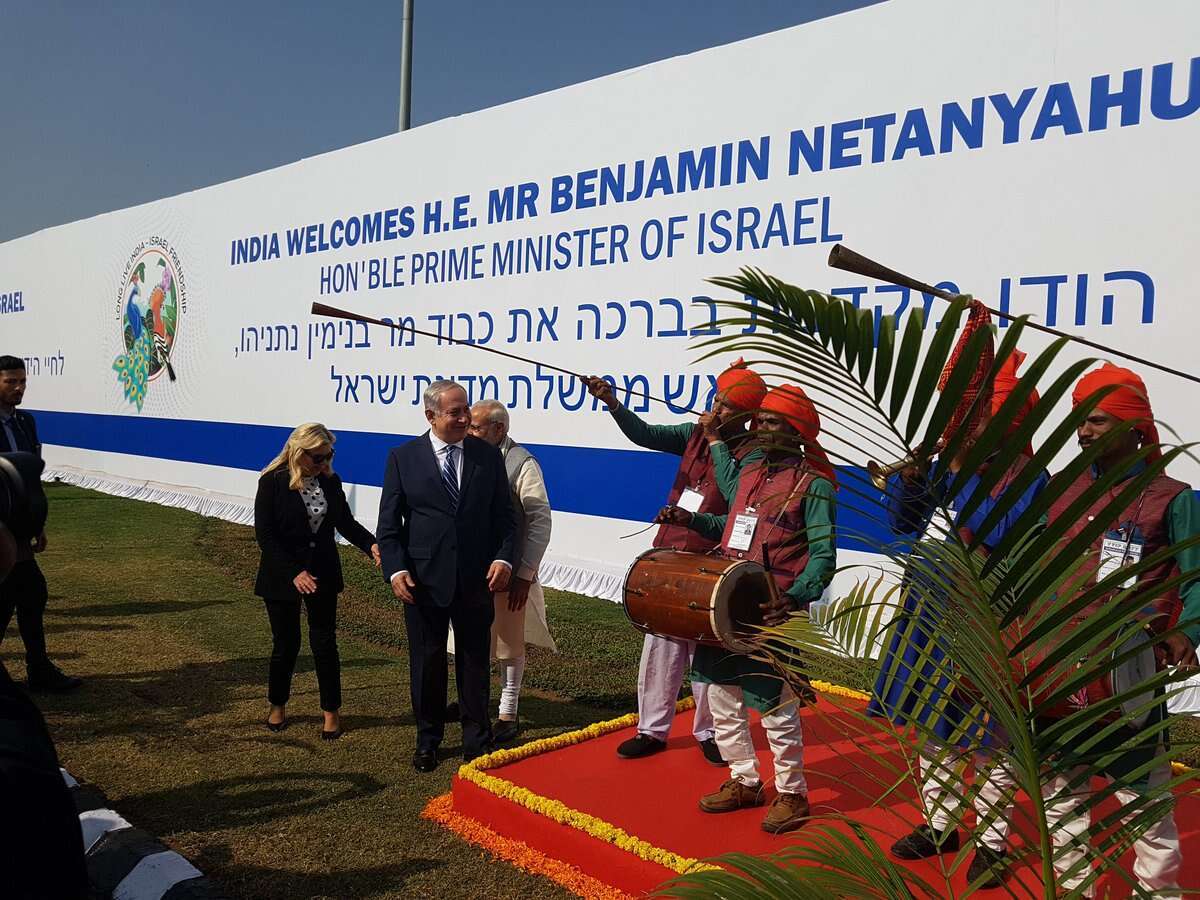 תזמורת הודית מסורתית מקבלת את פנים של בנימין ושרה נתניהו בשדה התעופה בג'וג'ארט. | שירית אביטן כהן