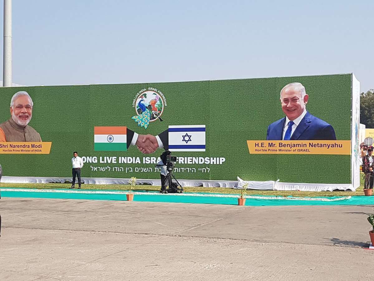 "לחיי הידיות רבת השנים בין הודו לישראל", שלטי ענק מקבלים את פני ראש הממשלה בגוג'ארט. | שירית אביטן כהן
