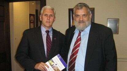 בעל חזון. שר התיירות בני אלון ז"ל ומייק פנס. | אורי בנק בעל חזון. שר התיירות בני אלון ז"ל ומייק פנס. | אורי בנק