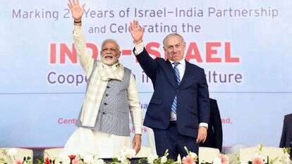 בנימין נתניהו ונרנדרה מודי. | EPA