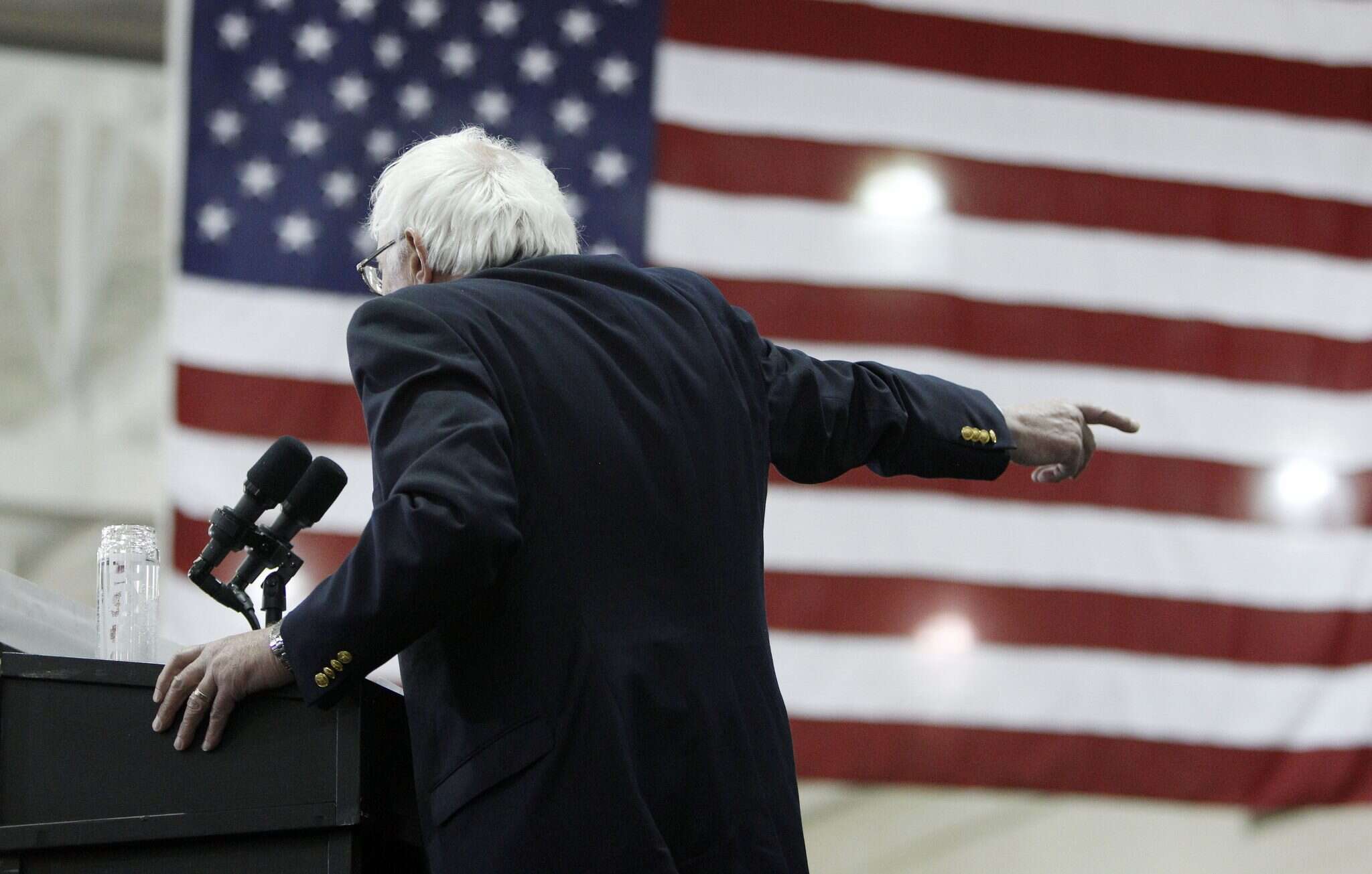 ברני סנדרס נואם. | EPA ברני סנדרס נואם. | EPA