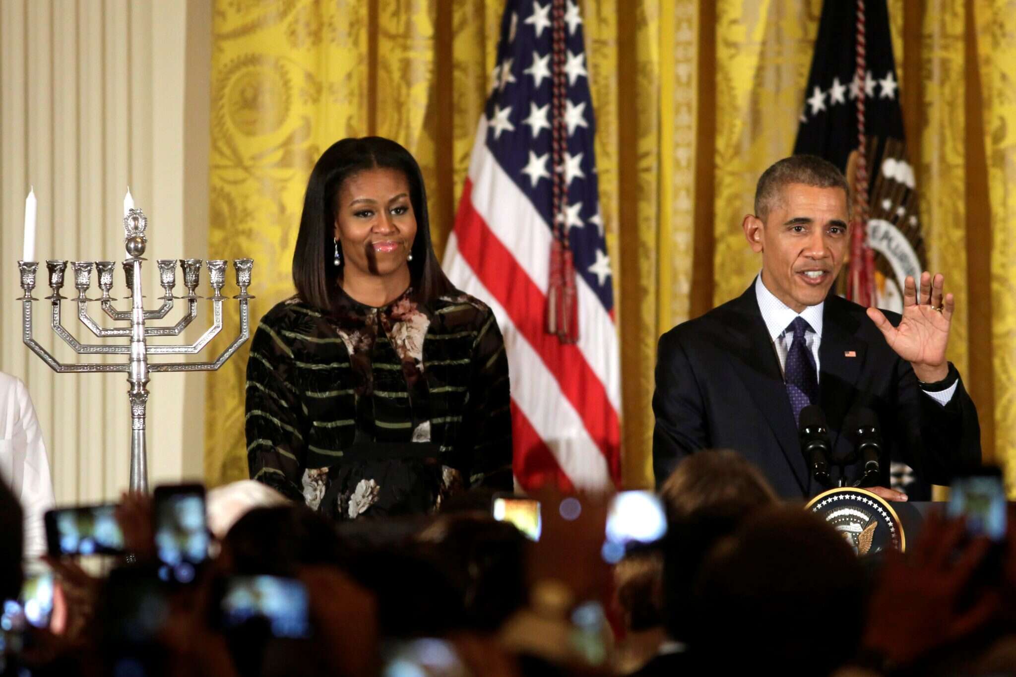 היחידה שמנצחת את טראמפ בסקרים. מישל אובמה יחד עם בעלה, הנשיא לשעבר, ברק אובמה. | רויטרס