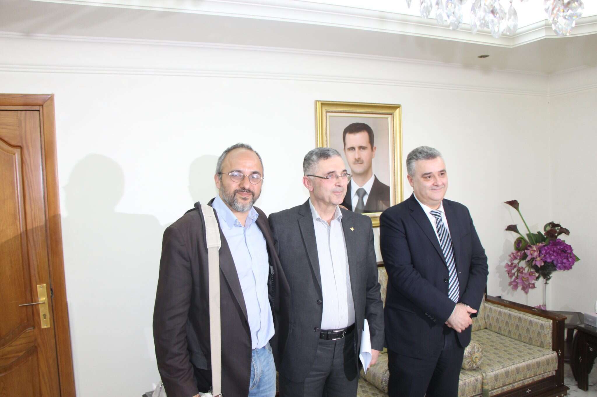 השרים הסורים מוחמד תורג'מאן (מימין) ועלי חאידר (במרכז) עם ספייר. | באדיבות ג'ונתן ספייר