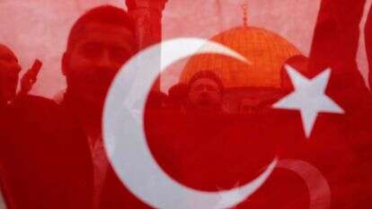 דגלי טורקיה על הר הבית. | AFP דגלי טורקיה על הר הבית. | AFP