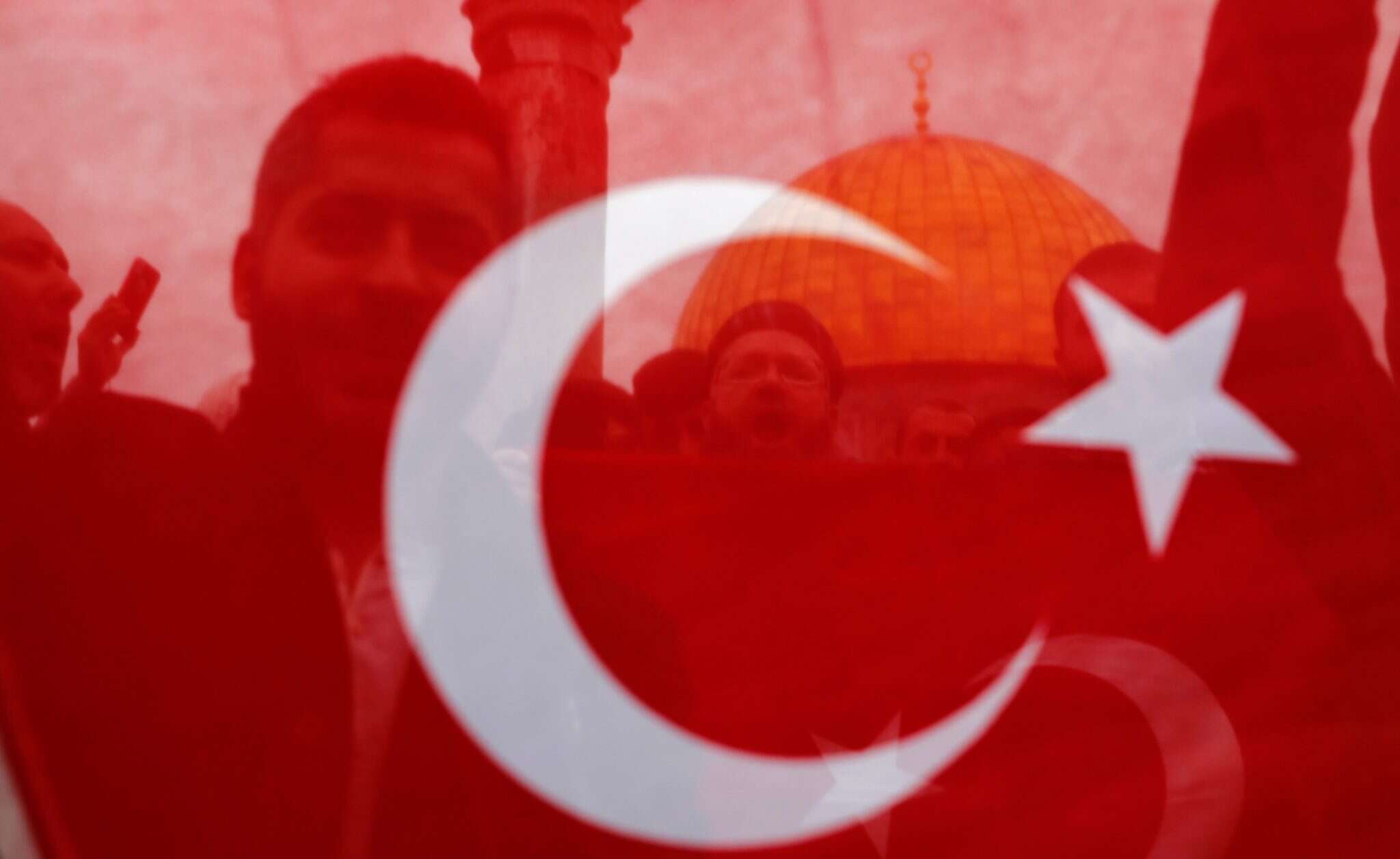 דגלי טורקיה על הר הבית. | AFP דגלי טורקיה על הר הבית. | AFP