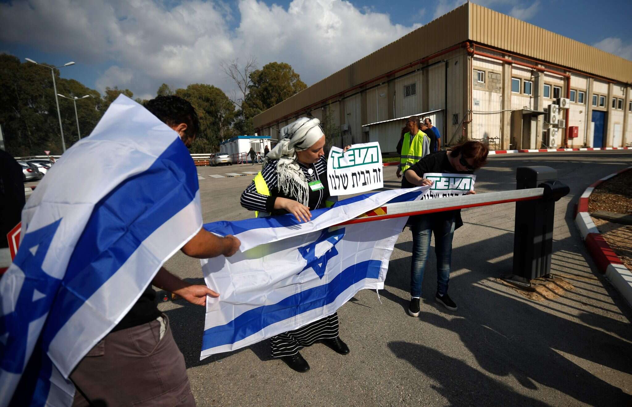הפגנת עובדי טבע. | AFP הפגנת עובדי טבע. | AFP