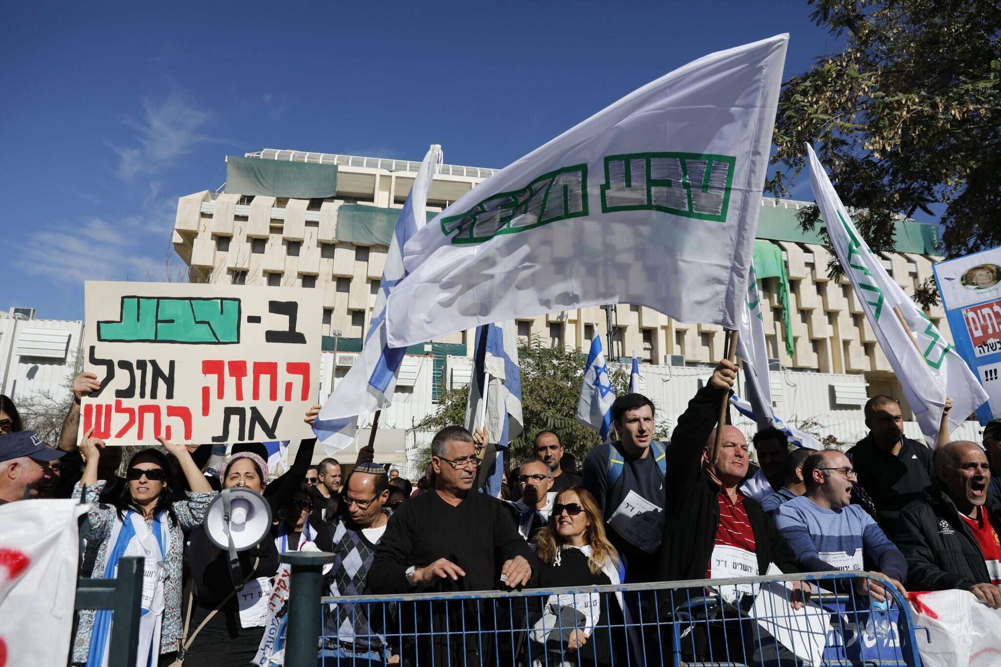 הפגנת עובדי טבע. | EPA