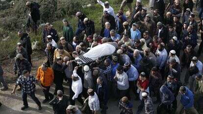 הלווייתו של הרב רזיאל שבח. | EPA