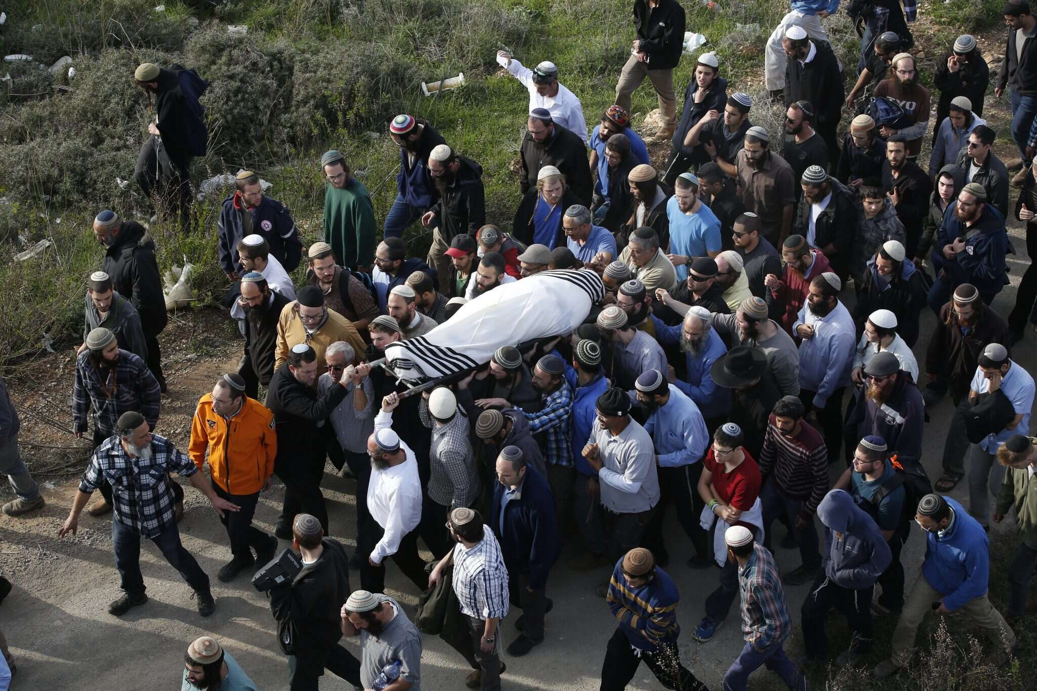 הלווייתו של הרב רזיאל שבח. | EPA הלווייתו של הרב רזיאל שבח. | EPA