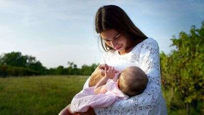 אישה מניקה . | שאטרסטוק אישה מניקה . | שאטרסטוק
