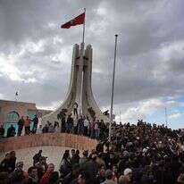 מפגינים מול משרד ראש הממשלה בתוניס, 2011. | גטי אימג'ס