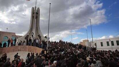 מפגינים מול משרד ראש הממשלה בתוניס, 2011. | גטי אימג'ס