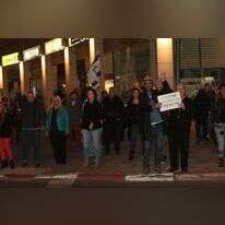 הפגנה בפתח תקווה ליד ביתו של מנדלבליט