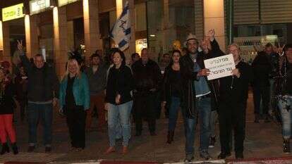 הפגנה בפתח תקווה ליד ביתו של מנדלבליט