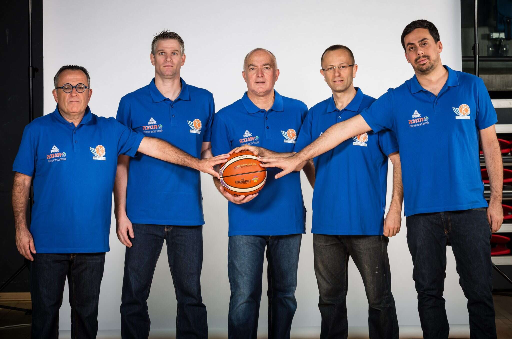 אבי קובלסקי (משמאל) עם הצוות המקצועי של נבחרת ישראל בקמפיין היורובאסקט האחרון. | עודד קרני, איגוד הכדורסל
