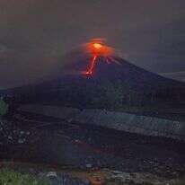 מפלי לבה בהר הגעש, ארכיון. | AP