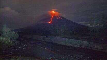 מפלי לבה בהר הגעש, ארכיון. | AP