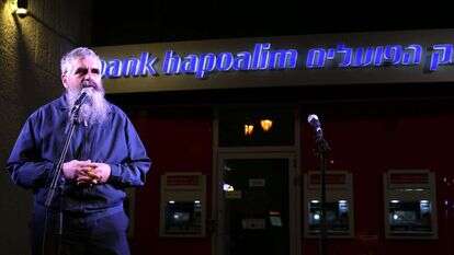 הרב יובל שרלו בהפגנה בכיכר ציון. | מרים צחי