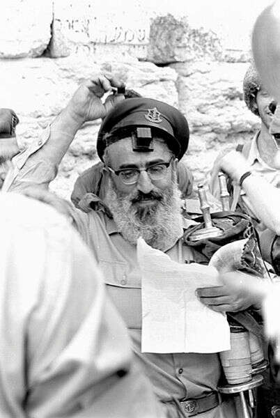 הרב שלמה גורן. | צלמי במחנה