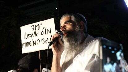 הרב שרלו בהפגנת השמאל בכיכר רוטשילד. | קוקו הרב שרלו בהפגנת השמאל בכיכר רוטשילד. | קוקו
