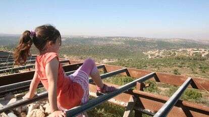 חוות גלעד. | מרים צחי