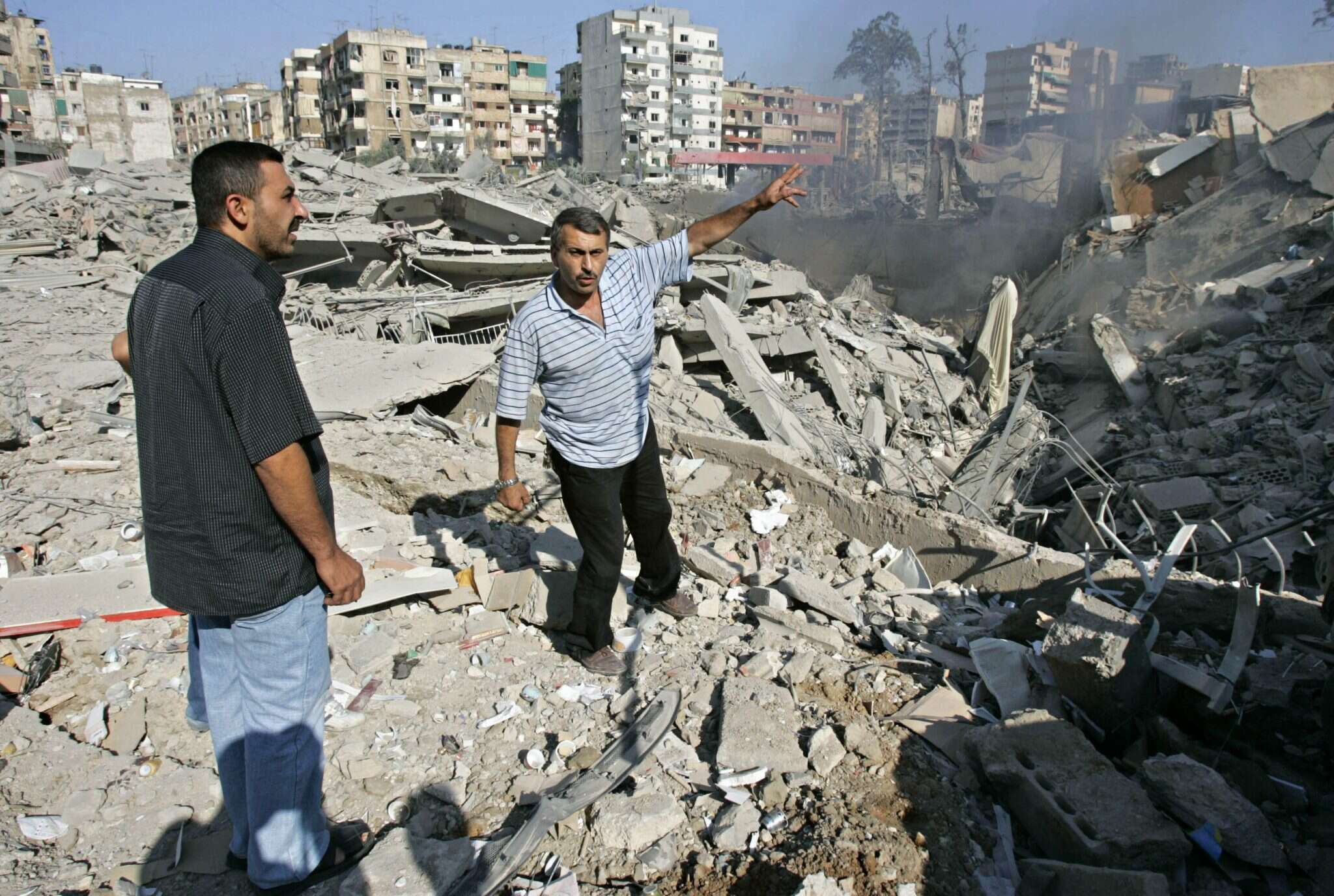 הריסות ברובע הדאחיה בביירות במהלך מלחמת לבנון, 2006. | AP