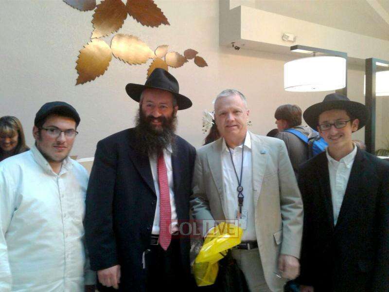טום רוז בבית חב"ד בקולורדו. | COLlive.com
