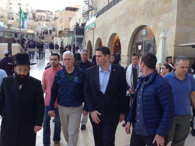 טום רוז (ראשון מימין) בסיור בכותל ב-2014 עם רון דרמר, מייק פנס ורב הכותל שמואל רבינוביץ'. | COLlive.com