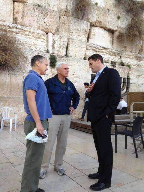 טום רוס, מייק פנס ורון דרמר בכותל. | COLive.com