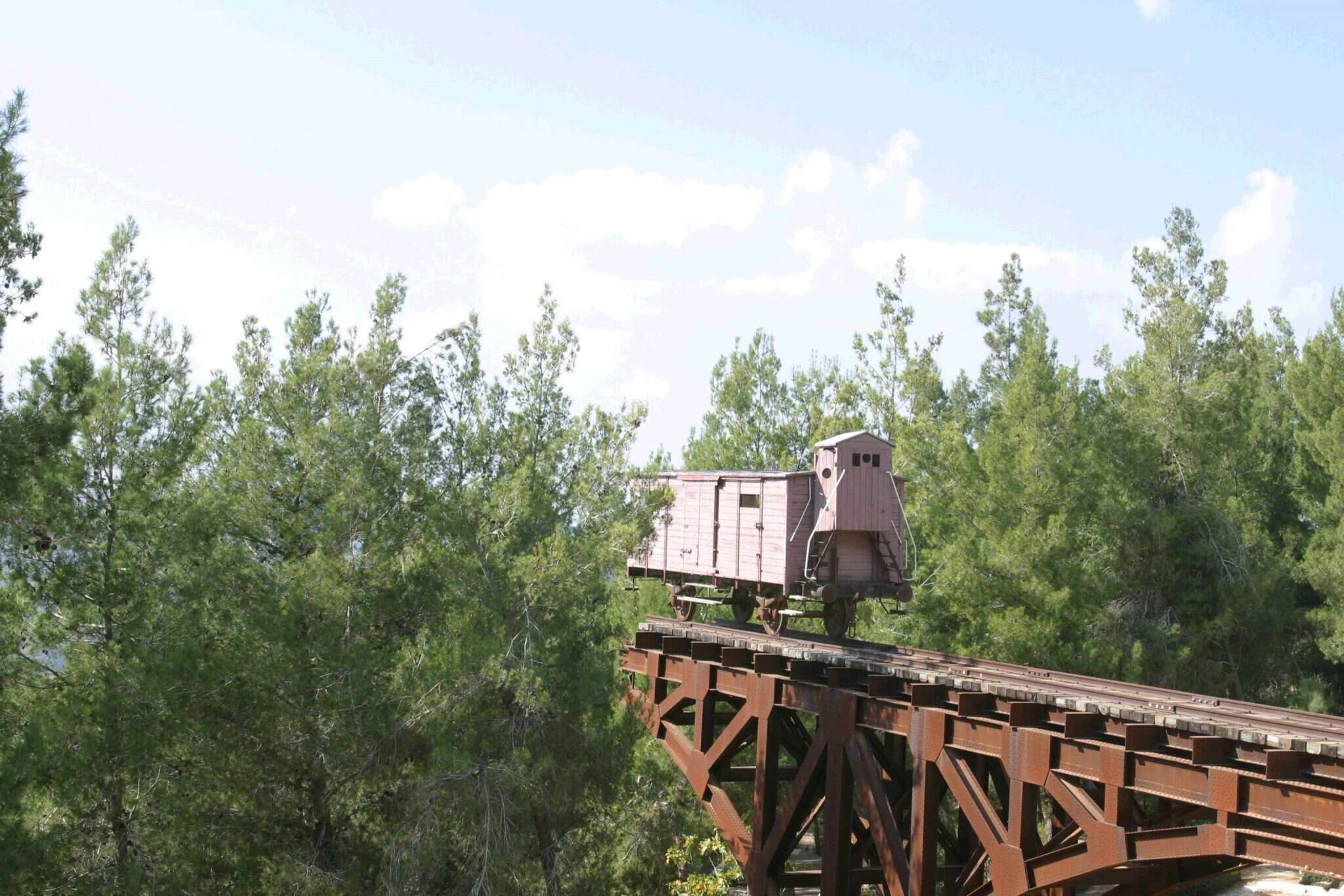 יש ושם. | מרים צחי