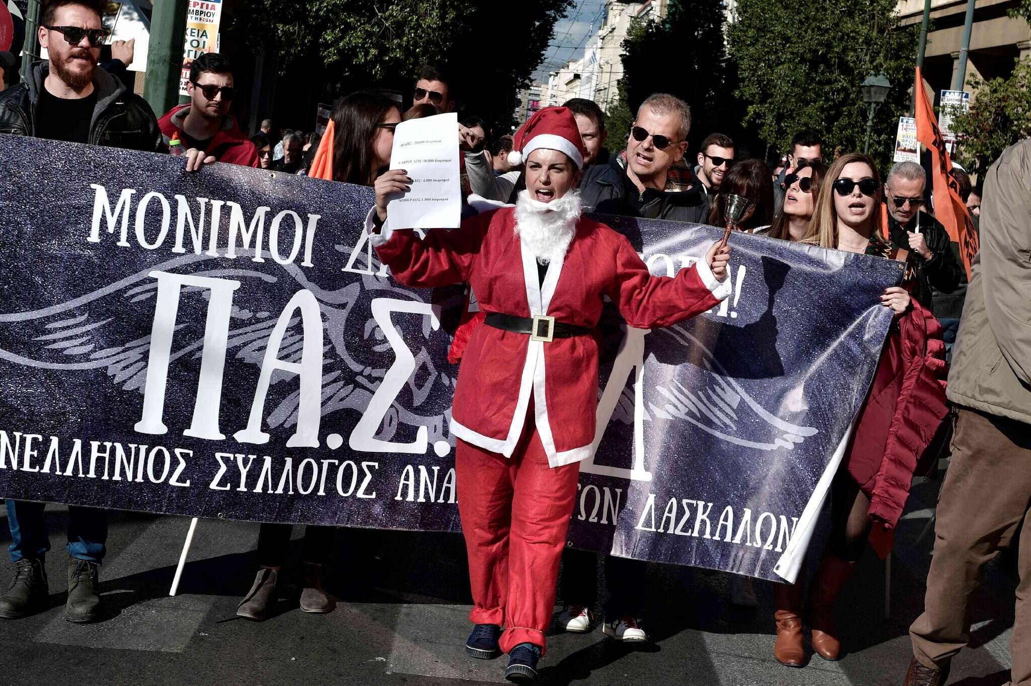 מרצה מחופשת לסנטה קלאוס משתתפת בהפגנה באתונה. | AFP