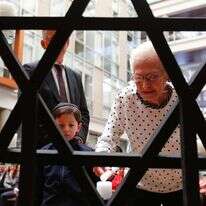 טקס זיכרון לזכר הנרצחים בשואה בקיטו בירת אקוודור. | EPA