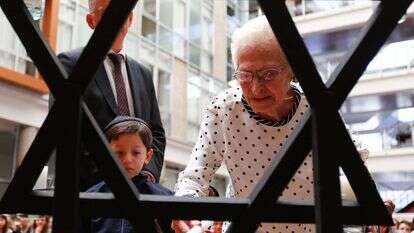 טקס זיכרון לזכר הנרצחים בשואה בקיטו בירת אקוודור. | EPA