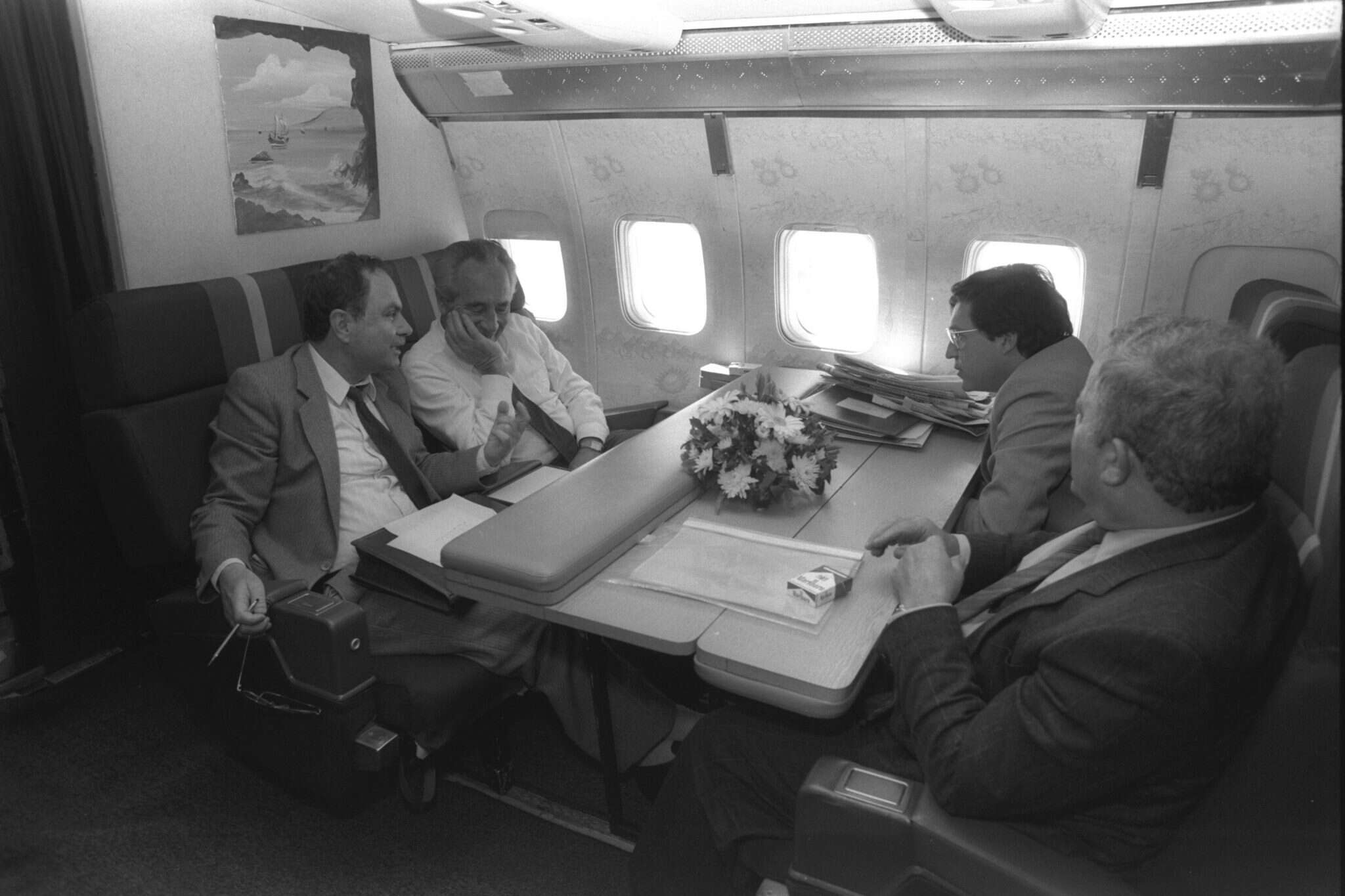 ראש הממשלה שמעון פרס, יוסי ביילין, עדיאל אמוראי ואברהם תמיר, בטיסה לארה"ב. | חנניה מנחם לע"מ