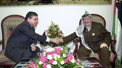 יוסי ביילין ויאסר ערפאת. | AFP