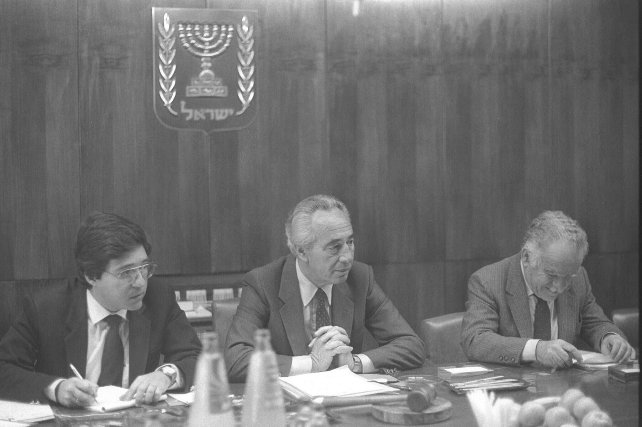 יוסי ביילין, שמעון פרס ויצחק שמיר. | חנניה מנחם לע"מ