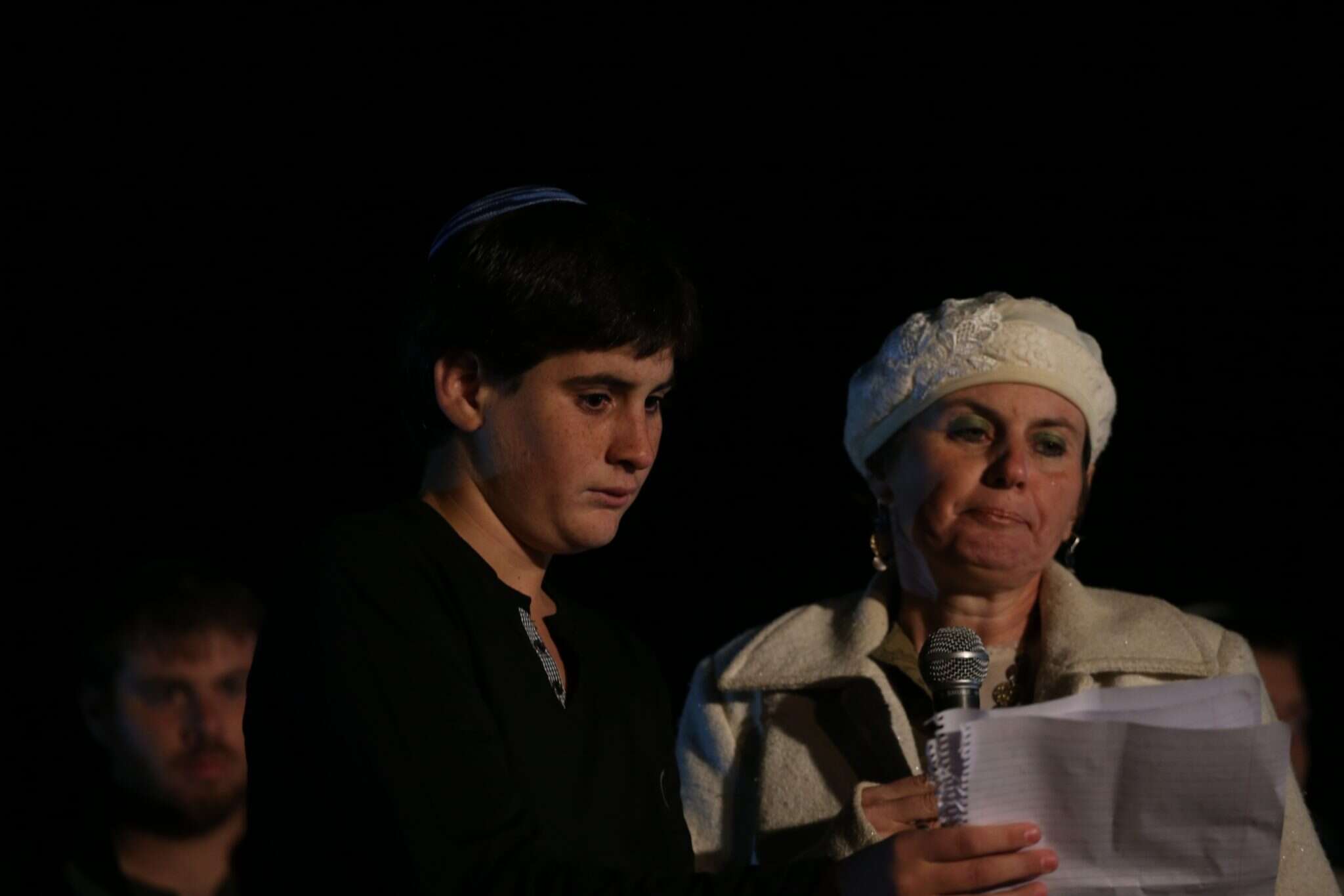 יפי ובנה בעצרת למען בעלה יהודה גליק. | מרים צחי