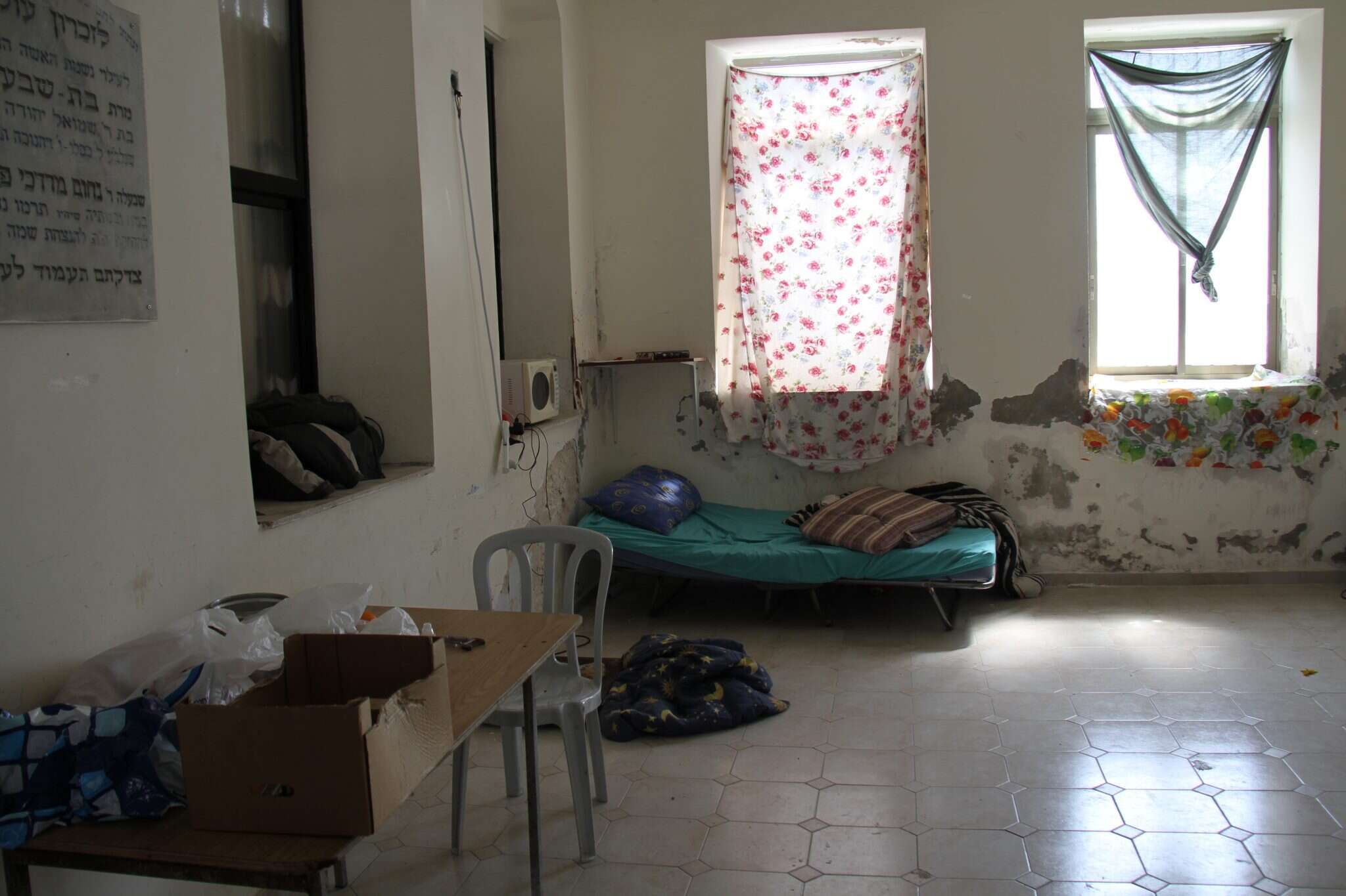 מיטה מוצבת בחדר הכולל. | יהודה יפרח