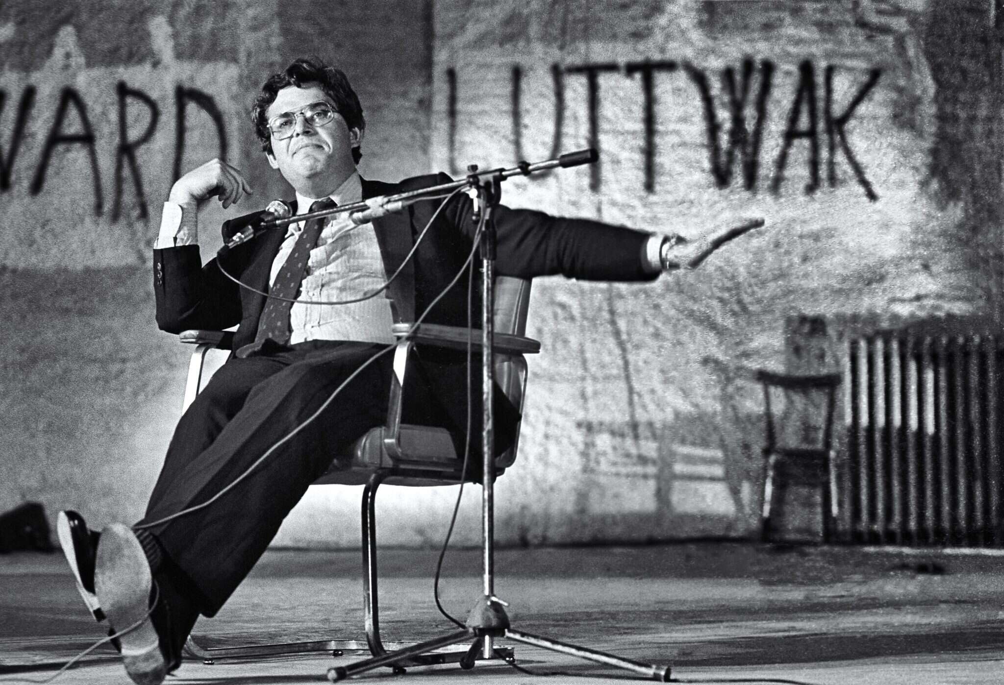 "כדי להרוויח כסף צריך להרוג אנשים". אדוארד לוטוואק בהרצאה ברומא, בשנות השמונים. | גטי אימג'ס