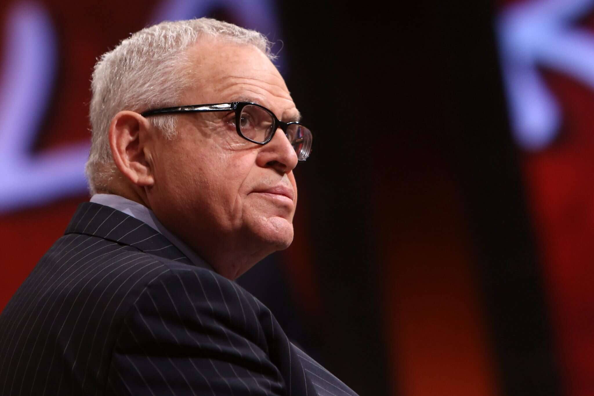 נשבה בקסמי האלימות והנשק. אדוארד לוטוואק. | גטי אימג'ס