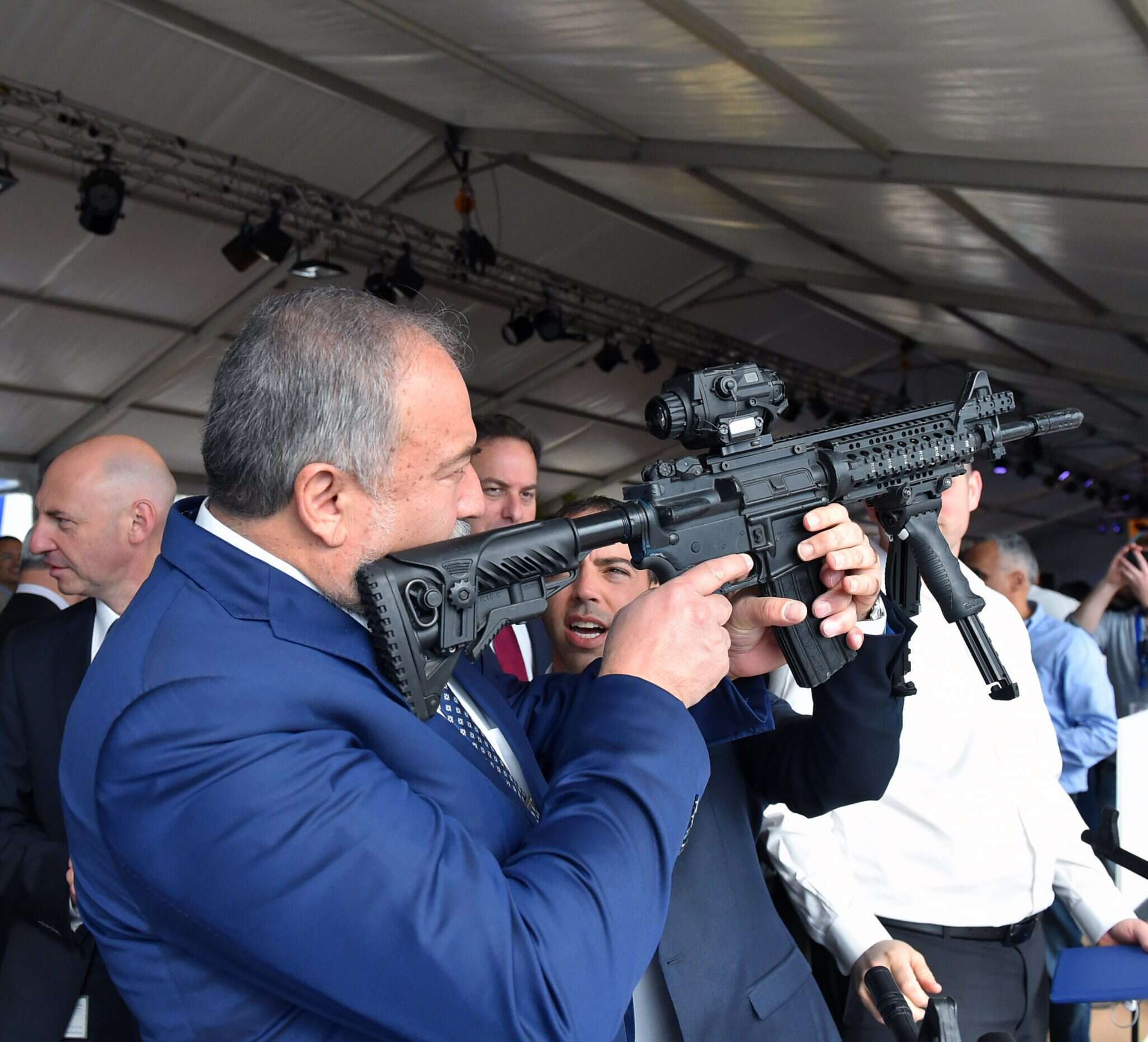 יורה לכל הכיוונים. שר הביטחון אביגדור ליברמן. | אריאל חרמוני, משרד הביטחון