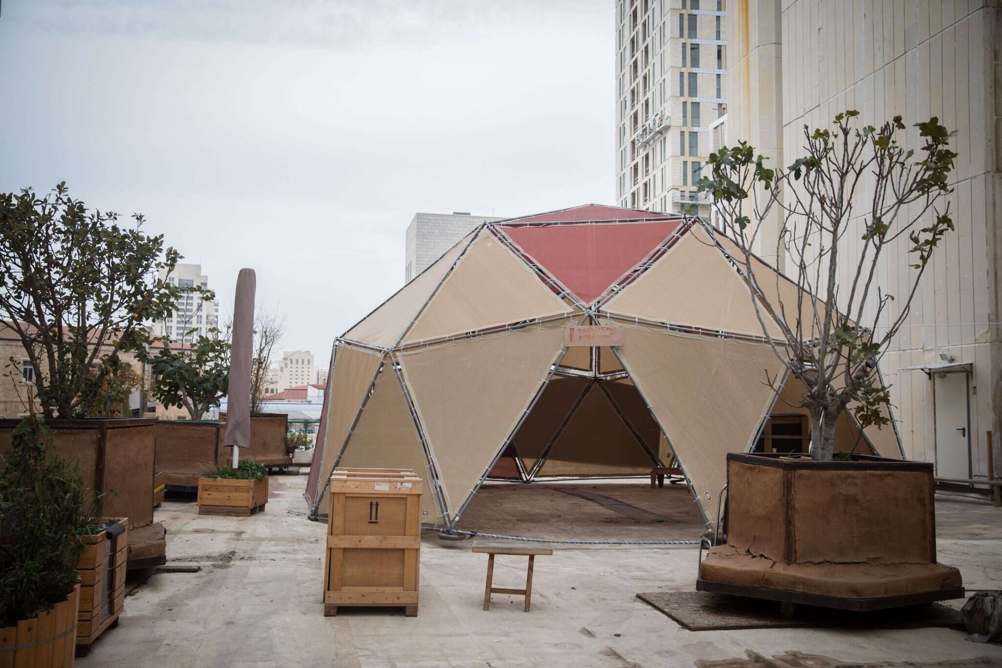 מבנה אקולוגי של 'מוסללה' על הגג של כלל. | הדס פרוש, פלאש 90