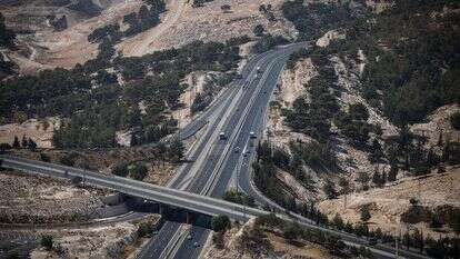 מחלף אדומים בכביש 1. | הדס פרוש, פלאש 90